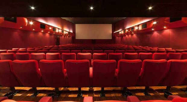 Cinema, nelle sale tornano pop corn e bibite: ecco le modifiche che allentano il decreto di Natale