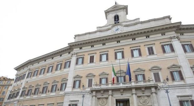 Roma, protesta giovani medici a Montecitorio: ritardi record sulla specializzazione