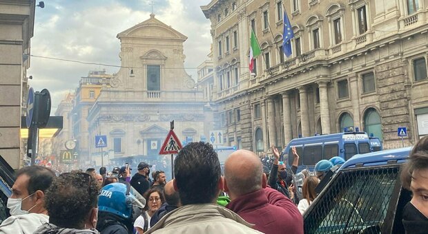 Scontri a Roma, il piano dei No vax in piazza: «Occupiamo il Parlamento»