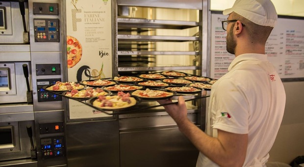 Il momento dell'infornata alla pizzeria Trieste di Pescara Pescara, la "Tonda" a domicilio, la pizzeria Trieste guida la ripartenza del commercio