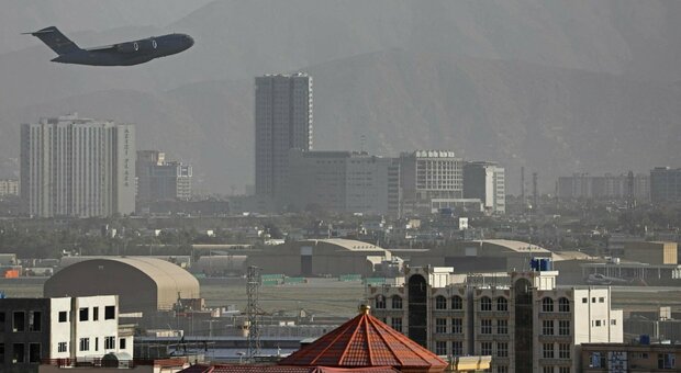 Afghanistan, paura per gli ultimi voli: «Ci saranno altre bombe»