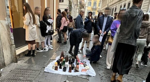 Roma, l assedio degli abusivi alle vie dello shopping: commercianti in rivolta. «Così si respingono i turisti»