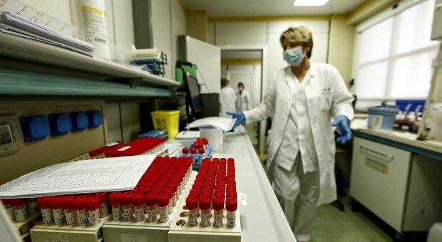 Terni, incubo variante brasiliana: sanitari infettati dopo il vaccino e test sui malati trasferiti da Perugia