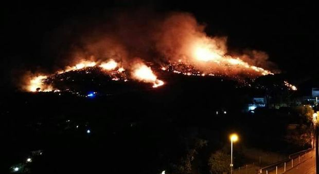 Notte infernale a Sperlonga: un'intera collina avvolta dalle fiamme e abitazioni in pericolo. A Fondi evacuato il camping "Le Dune"
