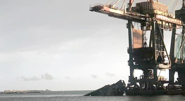 Taranto, crolla una gru per il maltempo allo stabilimento Arcelor Mittal: un disperso
