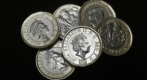 Gran Bretagna, caos sul ritiro della vecchia moneta da un pound