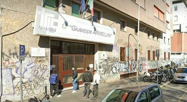 Roma, bullo minaccia compagno di classe a scuola con una pistola finta. «Sarà sospeso»
