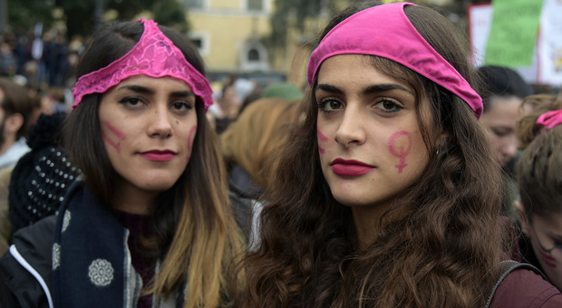Violenza sulle donne, in Italia una vittima ogni 72 ore. Mattarella: ancora poche denunciano