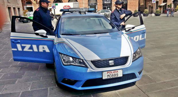 Roma, nascondevano 40 chili di hashish e fucili in due box auto a Porta di Roma: arrestati due italiani