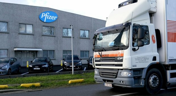 Vaccino Covid, Pfizer autorizza la produzione in Germania e Svizzera: «Contattate 11 aziende»