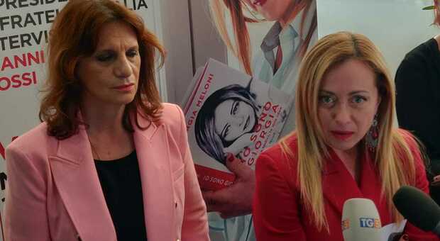 Giorgia Meloni, a destra, e la candidata sindaco di FdI Laura Allegrini