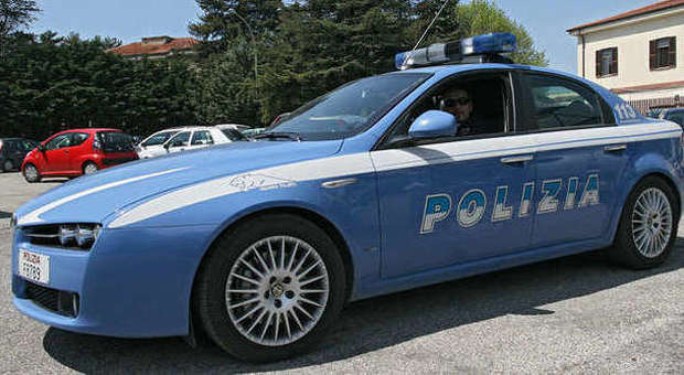 Roma, ultrà prende a pugni vicino di casa e aggredisce la polizia: arrestato