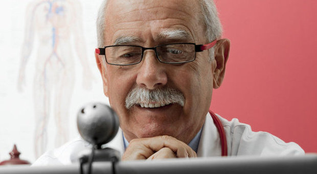 Un medico davanti al monitor per una videochat con un paziente