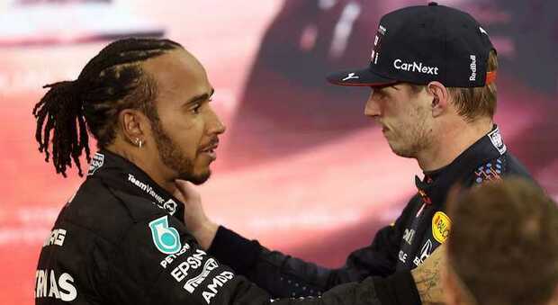 Lewis Hamilton si complimenta con il nuovo Campione Max Verstappen: un passaggio di consegne