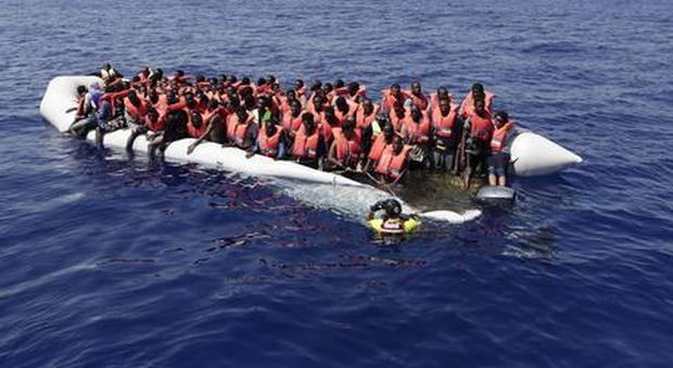 Sea Watch: gommone con 80 migranti affonda. La Marina: recuperati dai libici