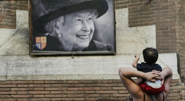 Regina Elisabetta, le ultime volontà: il funerale a Westminster e la tomba accanto a Filippo. Anna la accompagnerà nel viaggio di ritorno
