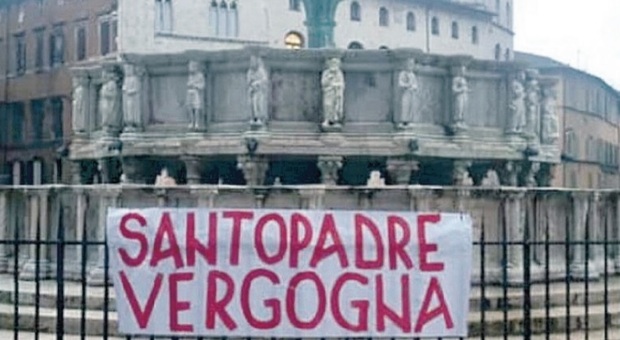 Lo striscione appeso dai tifosi del Perugia sulla Fontana Maggiore