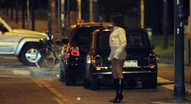 Perde il portafogli al distributore, una prostituta lo riconsegna intatto ai carabinieri