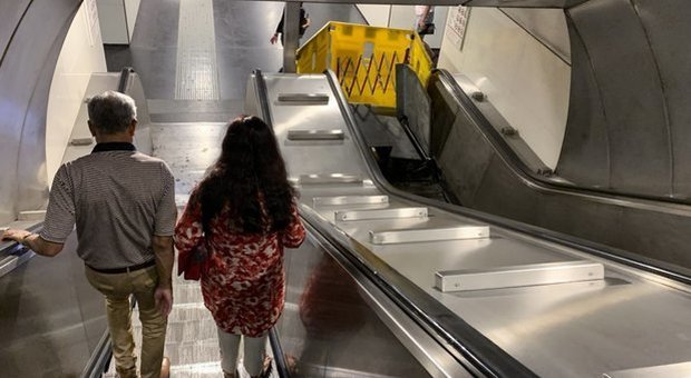 Metro A, riapertura tra i guasti: scale mobili e ascensori ancora rotti