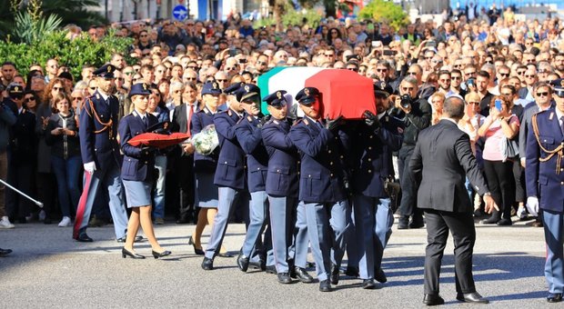 Trieste, i funerali dei due agenti uccisi in Questura: la diretta