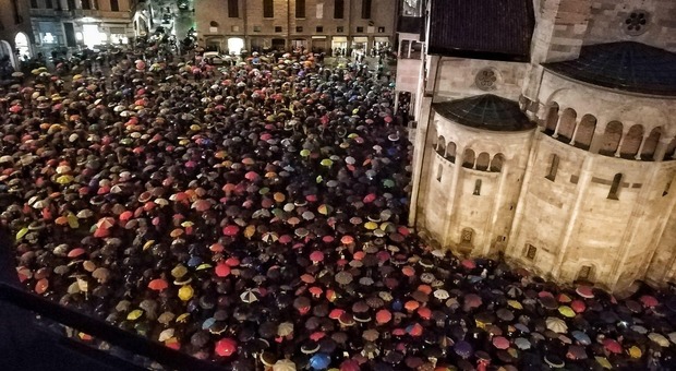 Sardine a Modena, seimila sotto la pioggia in piazza Grande contro Salvini