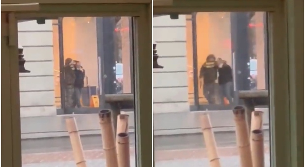 Amsterdam, rapinatore armato si chiude in un negozio con ostaggi: arrestato l'uomo, evacuate le persone rimaste bloccate