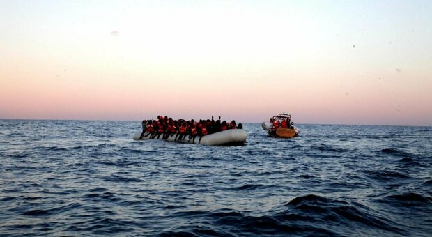 Migranti, barcone con 280 persone sbarca a Lampedusa: tre morti
