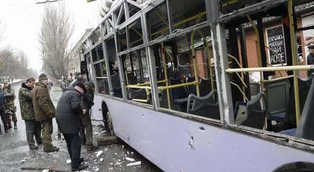 Ucraina, bombe alla fermata del tram a Donetsk: 13 morti e decine di feriti