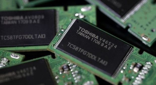 Toshiba, divisione chip venduta per 21 miliardi di dollari, anche Apple tra i compratori