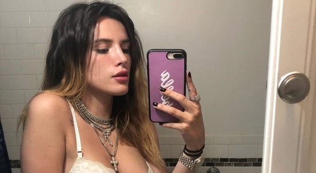 Bella Thorne hackerata, online le sue foto nuda rubate: lei sbotta e pubblica tutto