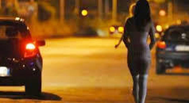 Roma, va con una prostituta, la rapina della borsa poi chiede il riscatto: arrestato 70enne