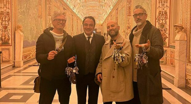 foto di gruppo per turisti speciali: Niccolò Fabi, il custode della chiavi Gianni Crea, Giuliano Sangiorgi e Roberto Angelini