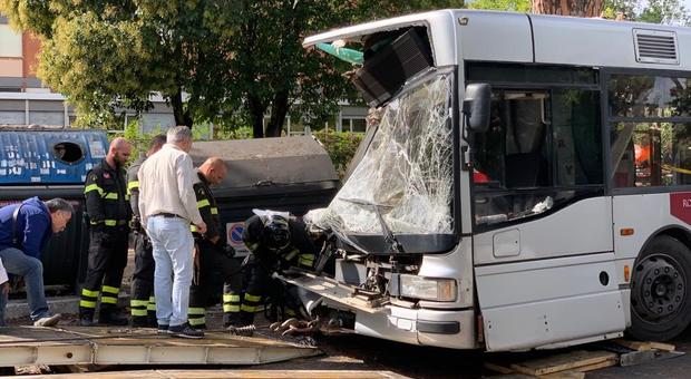 Roma, autobus si schianta contro un albero: almeno 29 feriti. Si indaga sulle cause dell'incidente
