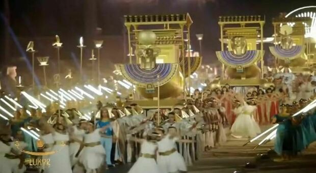 Luxor, inaugurato il Viale delle Sfingi con una parata "d'oro": danze e fasti in mondovisione