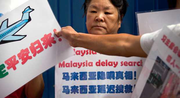 Volo MH370, i parenti dei passeggeri sulla rotta dell'aereo scomparso: "Vogliamo fare le nostre ricerche"