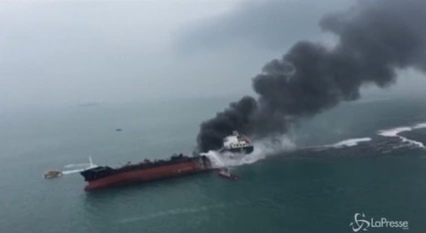 Iran, due esplosioni su una petroliera: «Colpita da missili»