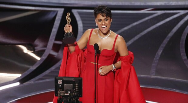 Ariana DeBose premio Oscar come miglior attrice non protagonista: «Io prima donna di colore e gay a vincerlo»