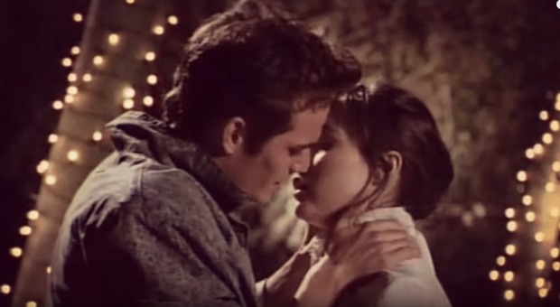 Luke Perry morto, tutti i baci di Dylan e Brenda: ve li ricordate?