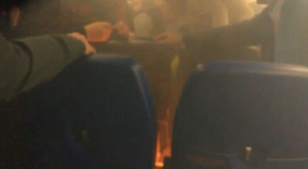 Numele tentativ nepoată zarvă  Russia, scoppia una power bank in aereo e provoca un incendio: passeggeri  intossicati Guarda il vido