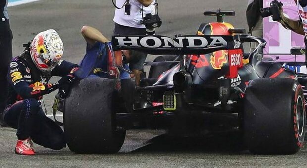 Max Vertappen appena sceso dalla macchina dopo aver vinto il Mondiale di F1 2021