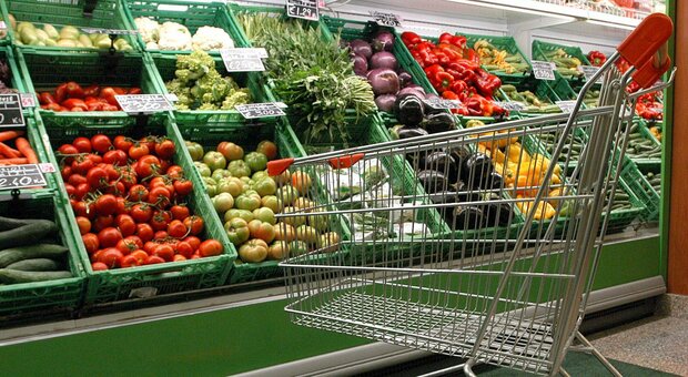 Nella foto d'archivio un reparto verdure al supermercato