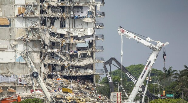 Miami, il palazzo crollato sarà demolito a partire da oggi: sospese le ricerche dei 121 dispersi
