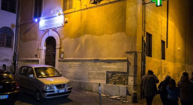 Roma, paura a Trastevere, aggredisce tre ragazze e le colpisce con una bottiglia di vetro: arrestato marocchino