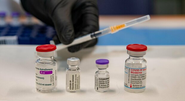 Vaccino, Aifa: oltre 76mila le reazioni avverse, l'11 per cento gravi