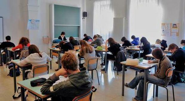 «A scuola non rispettano le norme anti Covid»: alunna chiama i carabinieri