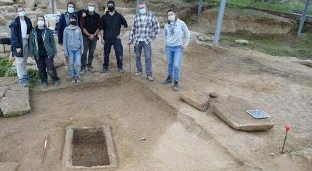 Salento, trovati i resti di un bimbo vissuto 2.300 anni fa: nella tomba, ossa e giochi