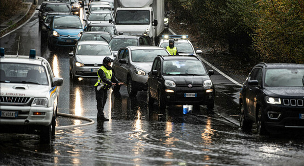 Temporale Roma, strade allagate e traffico in tilt. Allerta meteo:«Sul Lazio potranno scendere fino a 70 mm di pioggia»