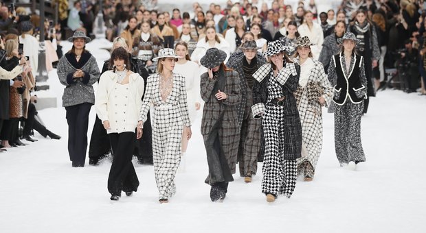 Chanel, lacrime per l'ultima collezione di Lagerfeld: Penelope Cruz sfila con una rosa bianca