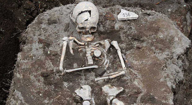 «Ritrovato lo scheletro di un vampiro»: ha un paletto conficcato nel petto