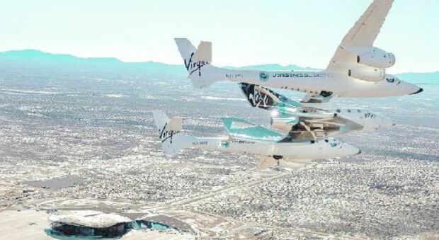 WhiteKnightTwo trasporta in quota SpaceShipTwo sulla verticale dello spazioporto Virgin Galactic in New Mexico